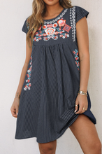 Cargar imagen en el visor de la galería, Embroidered Flower Dress