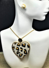 Cargar imagen en el visor de la galería, Leopard Heart and Butterfly Necklace Set