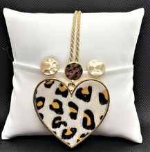 Cargar imagen en el visor de la galería, Leopard Heart and Butterfly Necklace Set