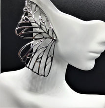 Cargar imagen en el visor de la galería, Dainty Butterfly Earrings