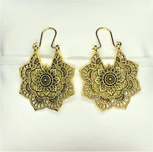Cargar imagen en el visor de la galería, Candela Carved Flower Earrings