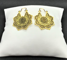 Cargar imagen en el visor de la galería, Candela Carved Flower Earrings
