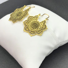 Cargar imagen en el visor de la galería, Candela Carved Flower Earrings