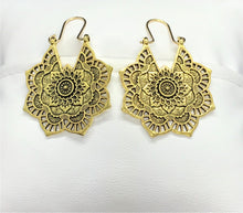 Cargar imagen en el visor de la galería, Candela Carved Flower Earrings