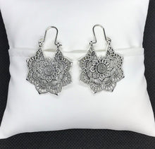 Cargar imagen en el visor de la galería, Candela Carved Flower Earrings