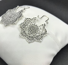Cargar imagen en el visor de la galería, Candela Carved Flower Earrings