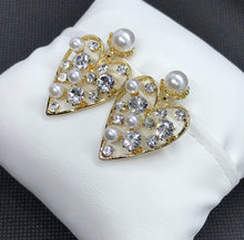 Cargar imagen en el visor de la galería, Corazon de Perlas Crystal Earrings