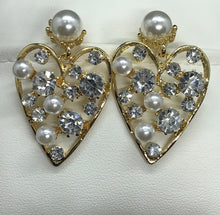 Cargar imagen en el visor de la galería, Corazon de Perlas Crystal Earrings