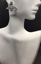 Cargar imagen en el visor de la galería, Daisy Flower Petal Stud Earrings