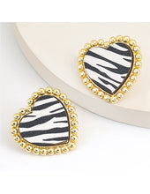 Cargar imagen en el visor de la galería, Zully Zebra Heart Earrings