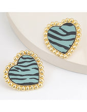 Cargar imagen en el visor de la galería, Zully Zebra Heart Earrings