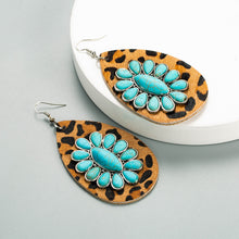 Cargar imagen en el visor de la galería, Lupe Leopard Turquoise Flower Earrings